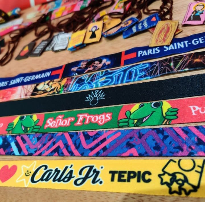 Pulseras bordadas personalizadas en color claro